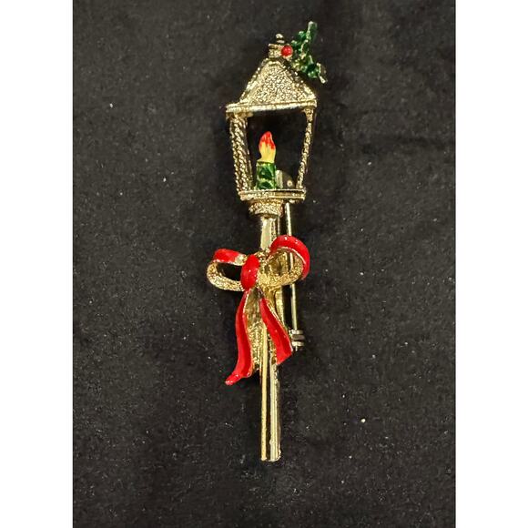 Vintage Christmas Lamp Post Brooch Pin – Holiday Lantern Gold Tone CP130 - Picture 2 of 3